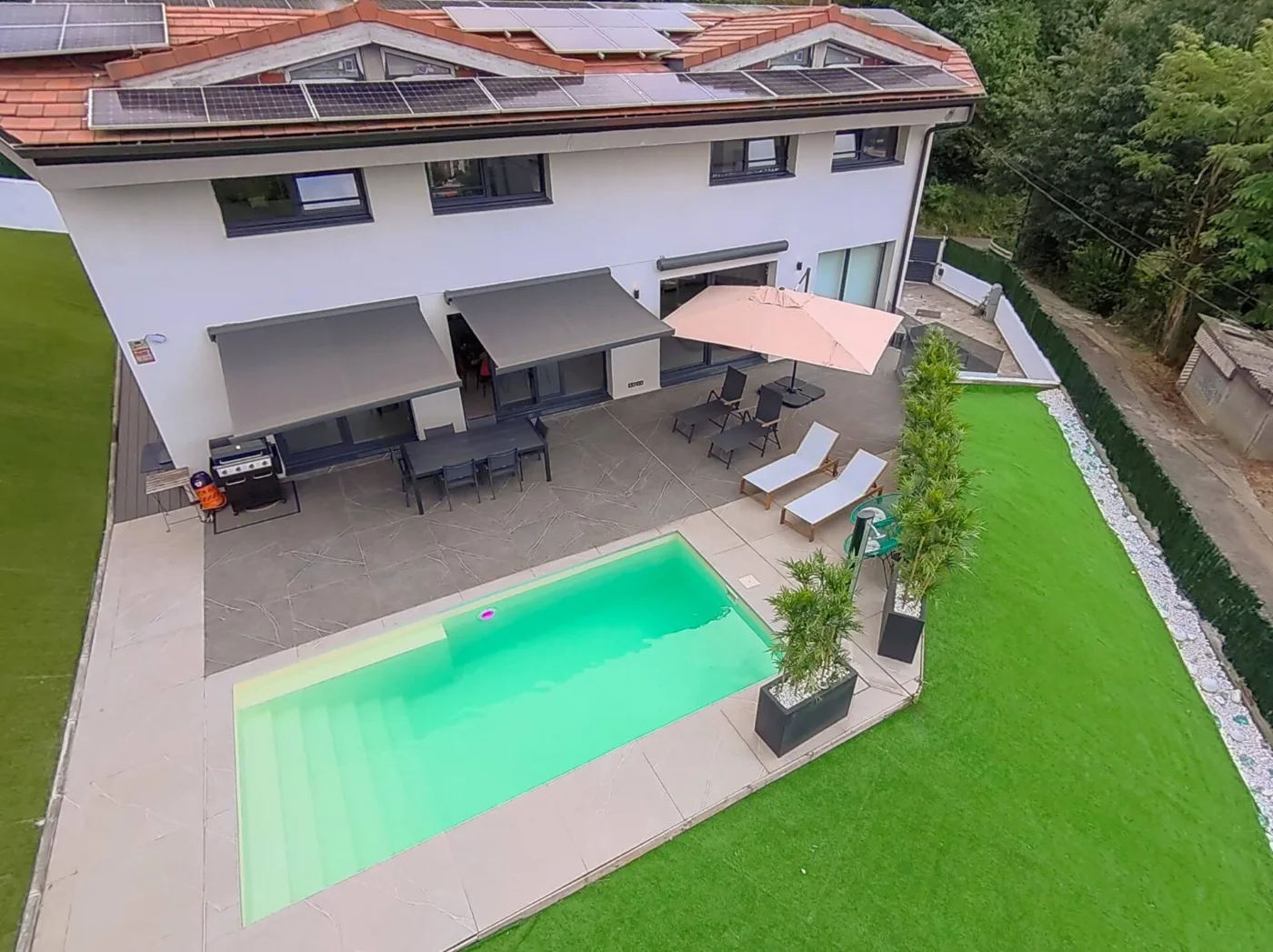 La villa y la piscina desde el aire