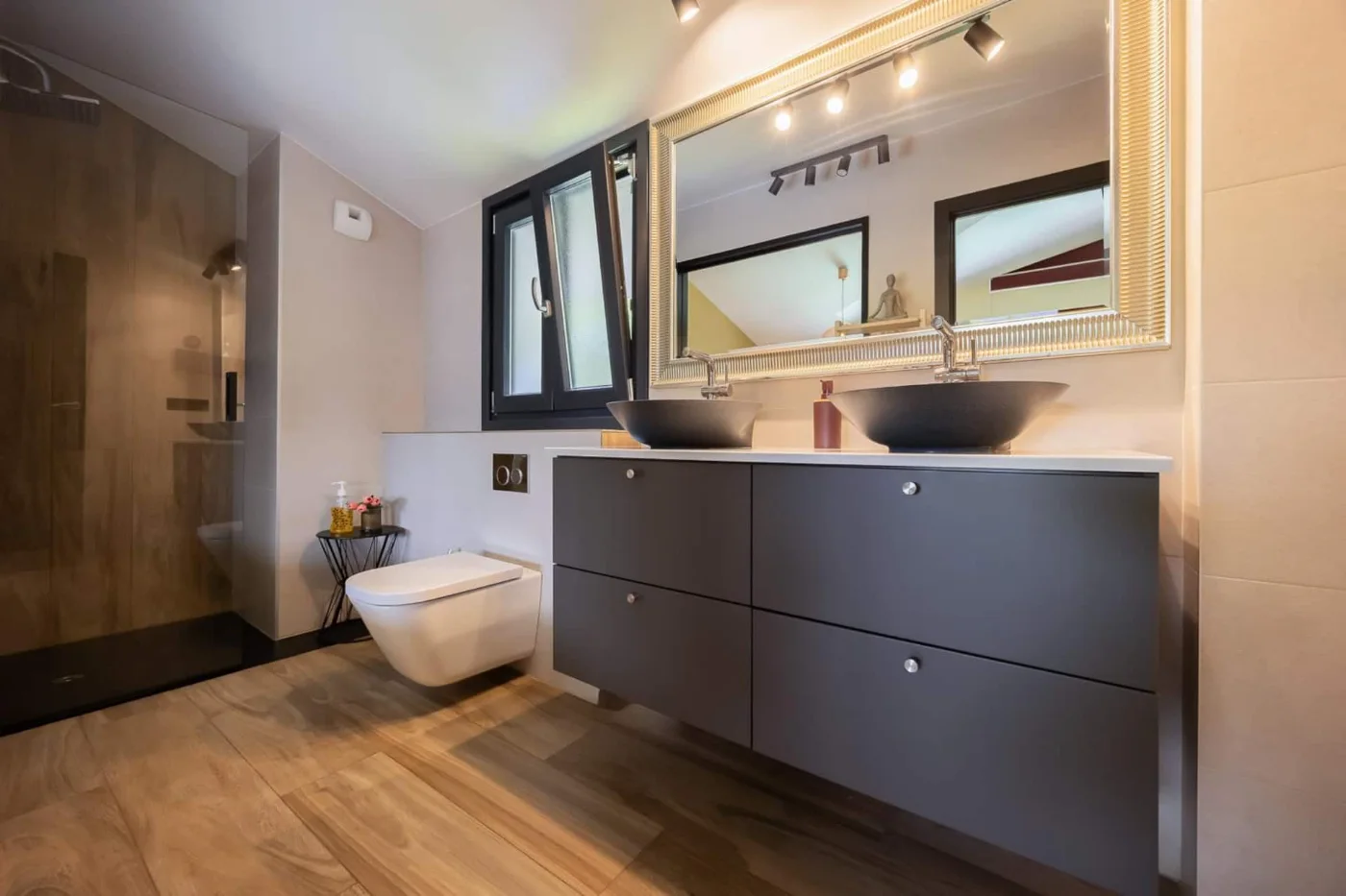 Baño con doble lavabo