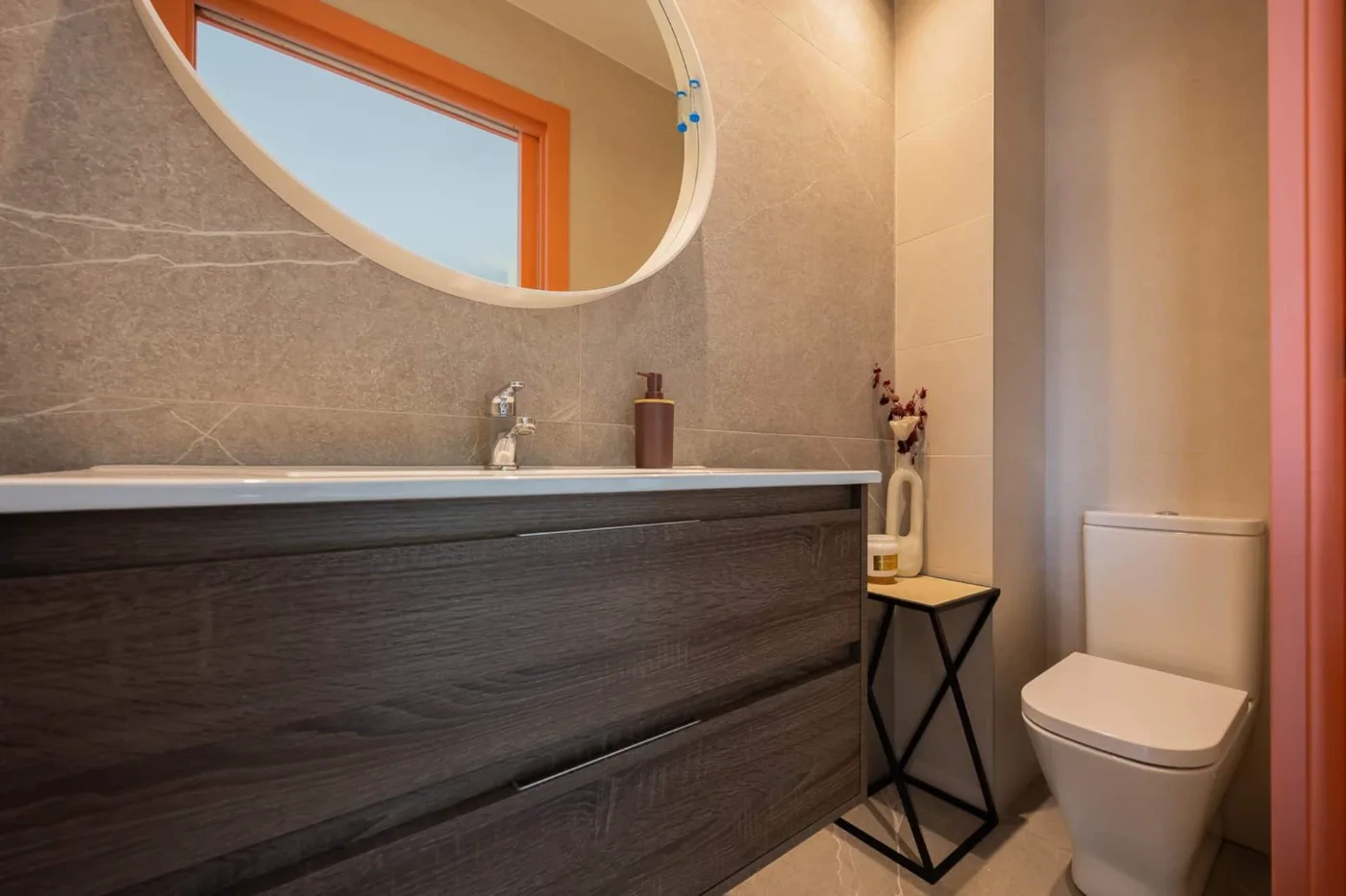 Baño con espejo redondo