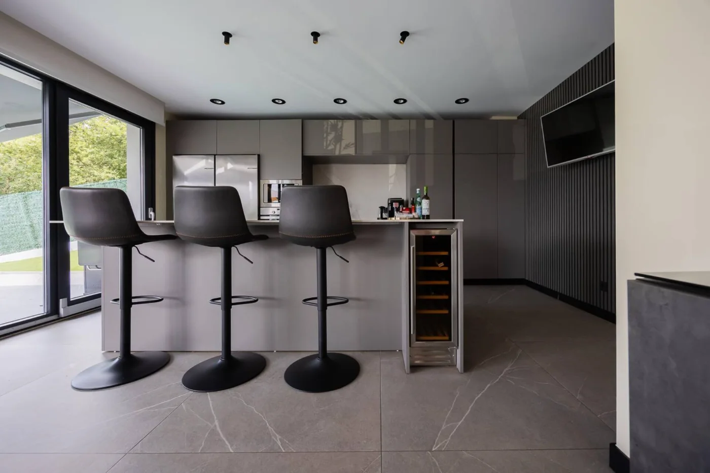 Cocina con isla y taburetes