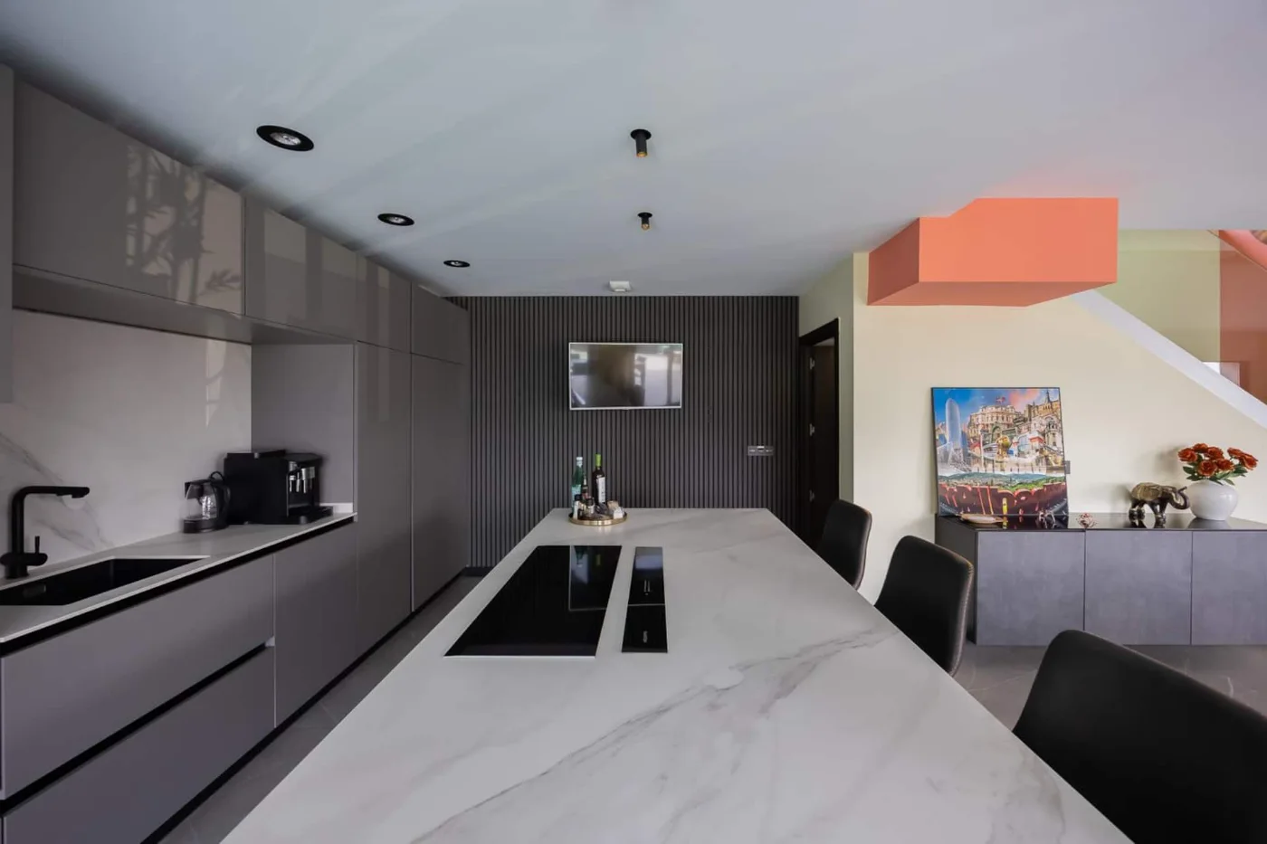 Cocina con encimera de mármol