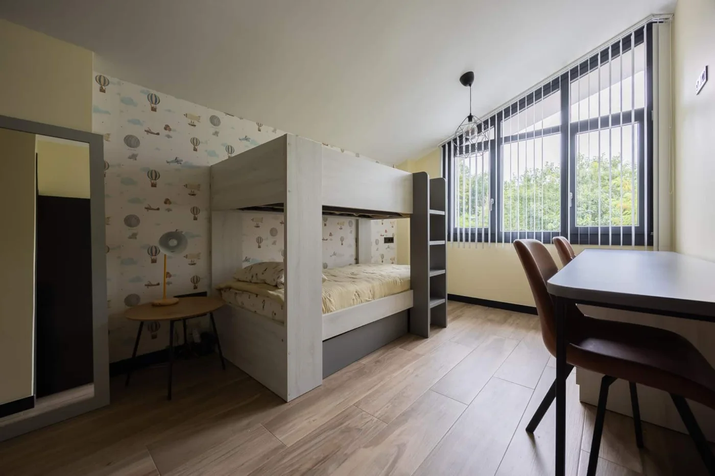 Dormitorio con escritorio y ventanal