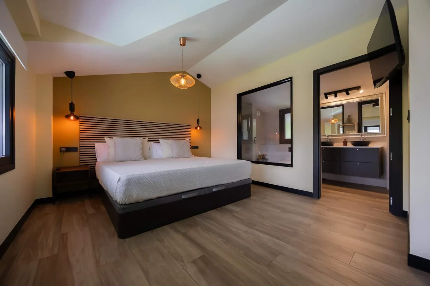 Dormitorio principal con cama grande