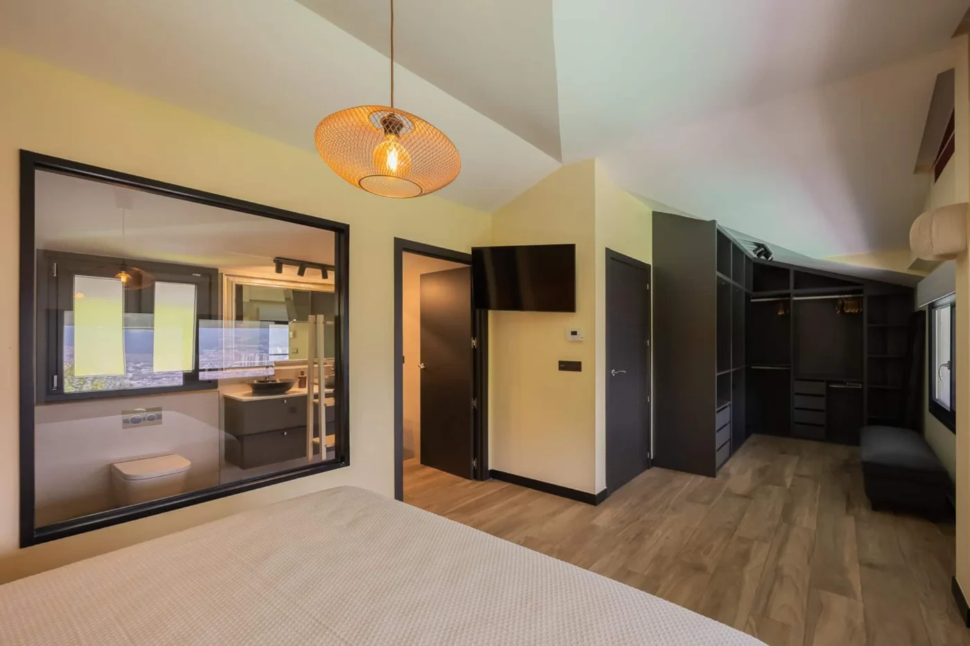 Dormitorio con baño integrado