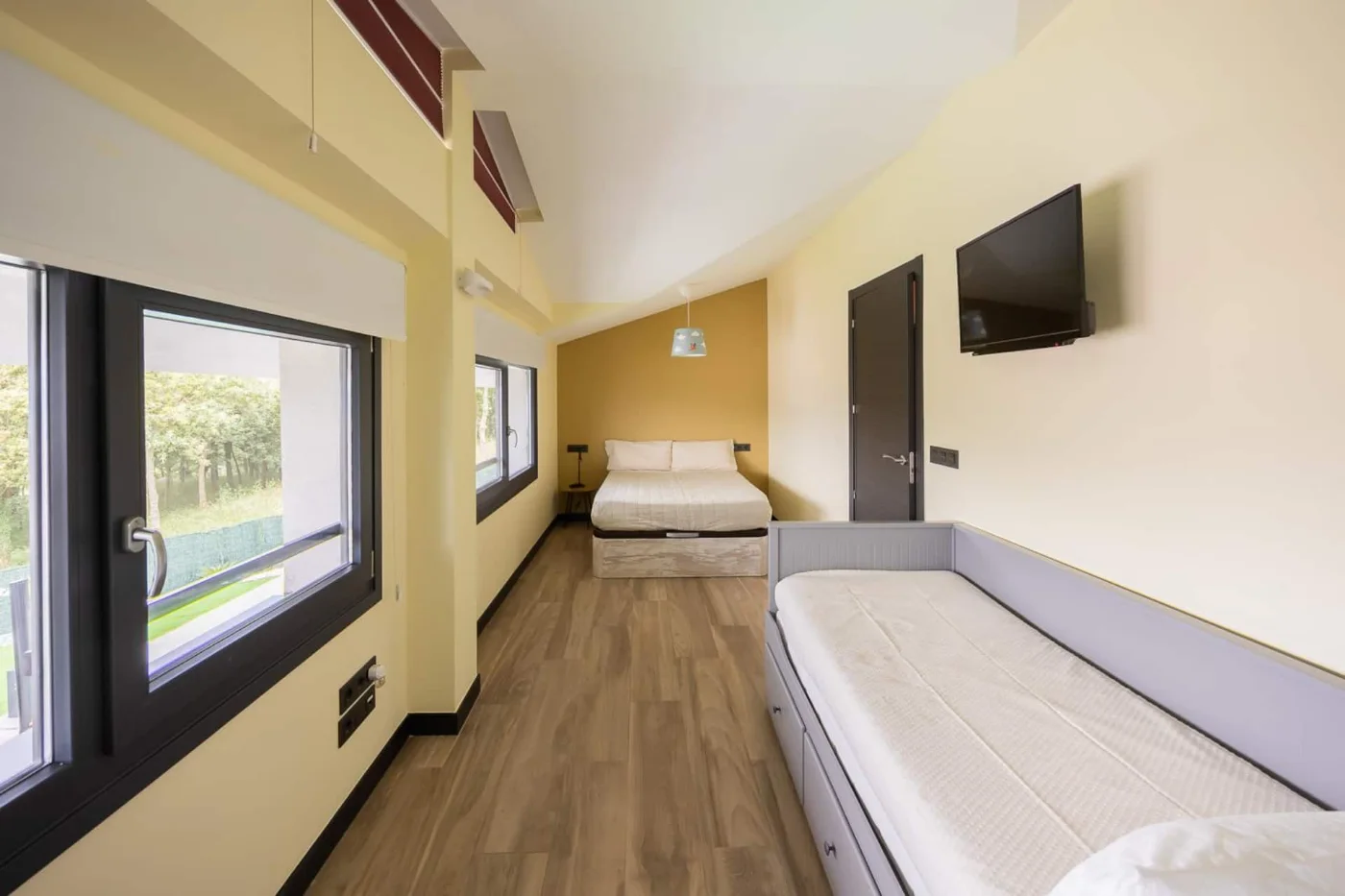 Dormitorio luminoso con ventana alargada