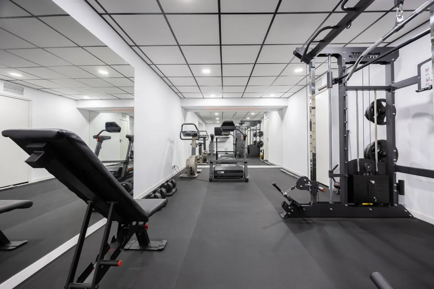 Gimnasio con cinta y peso libre