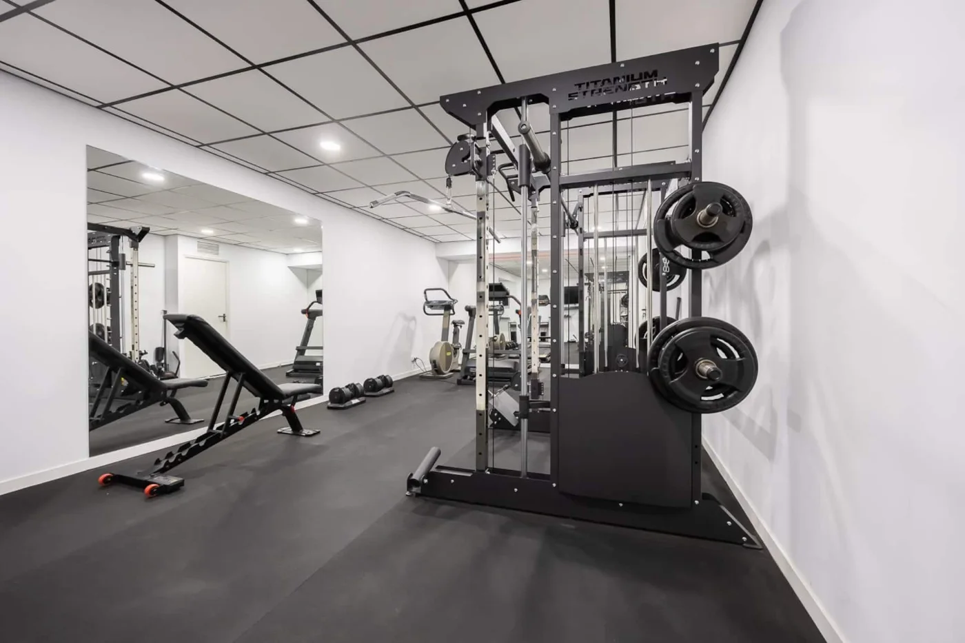 Gimnasio con máquina multiestación