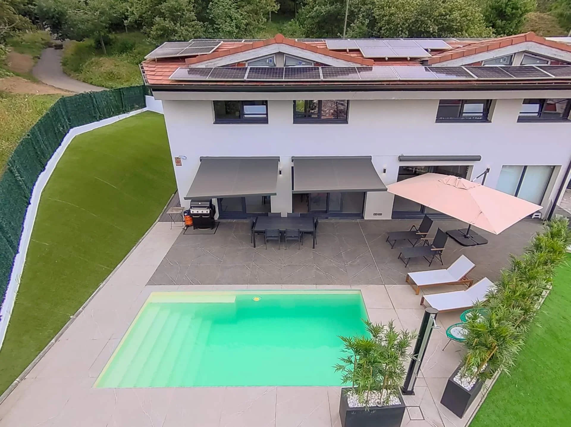 La villa vista desde el aire con la piscina y el césped