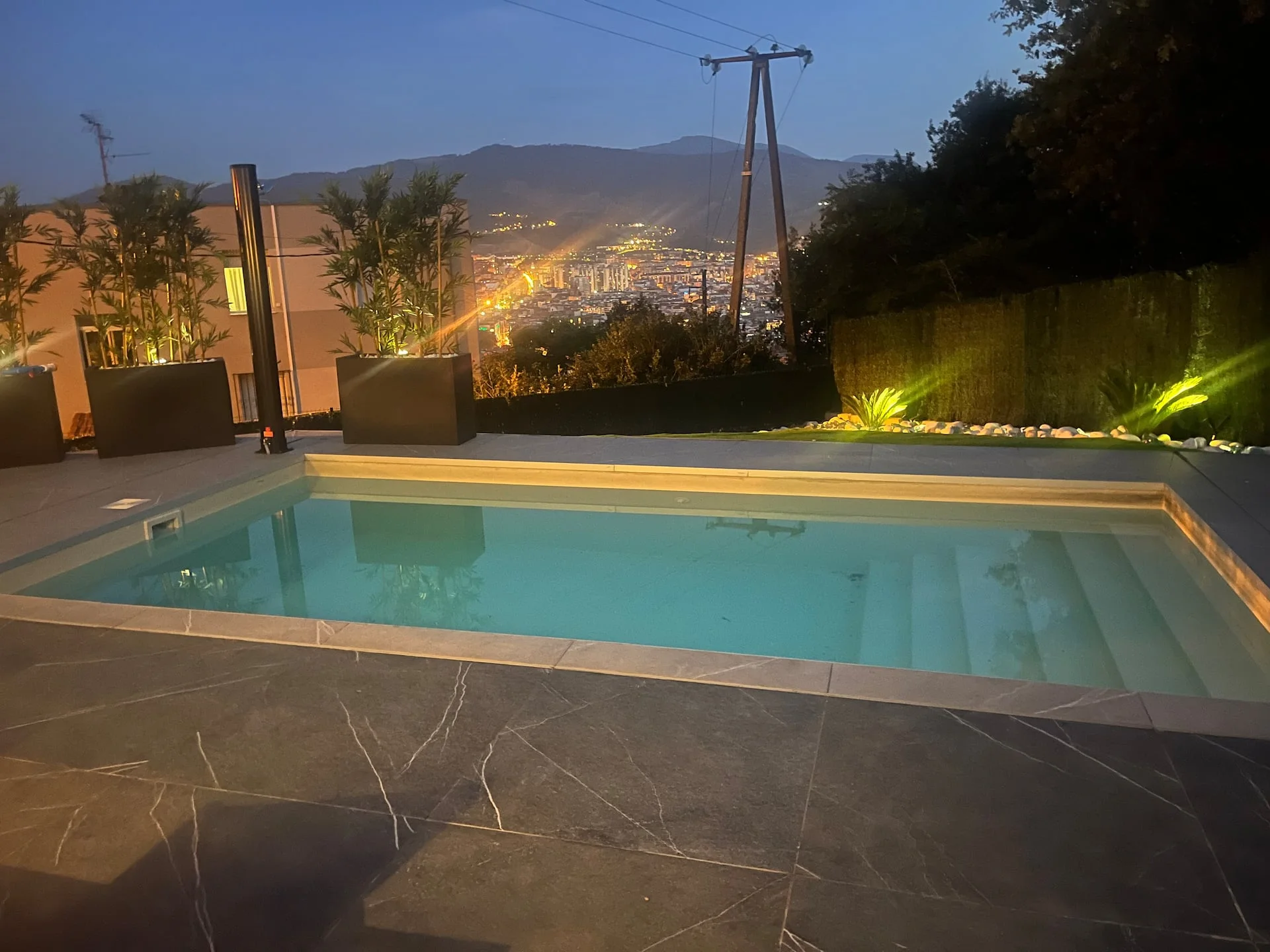 La piscina iluminada de noche