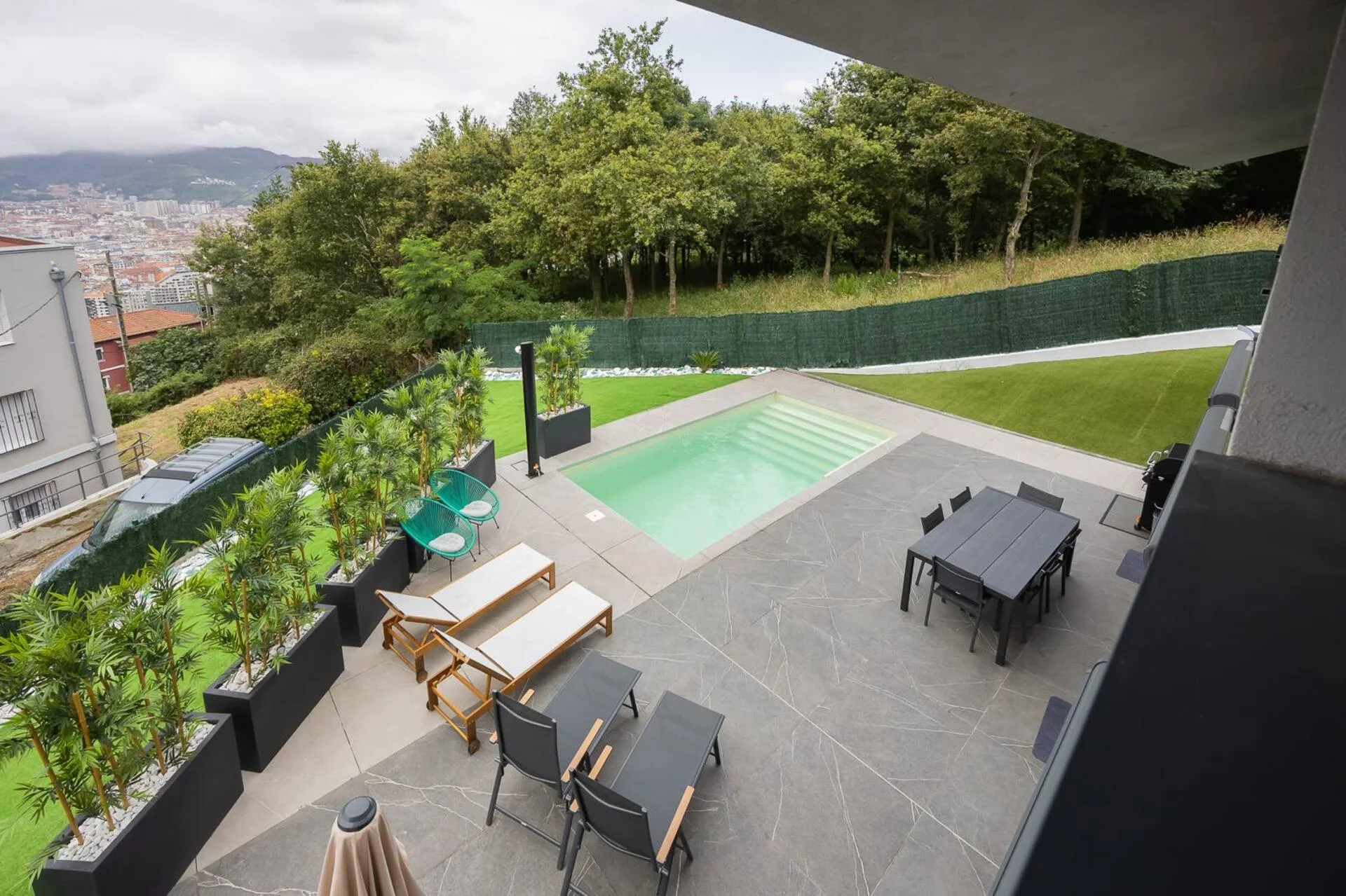 Piscina climatizada con vistas