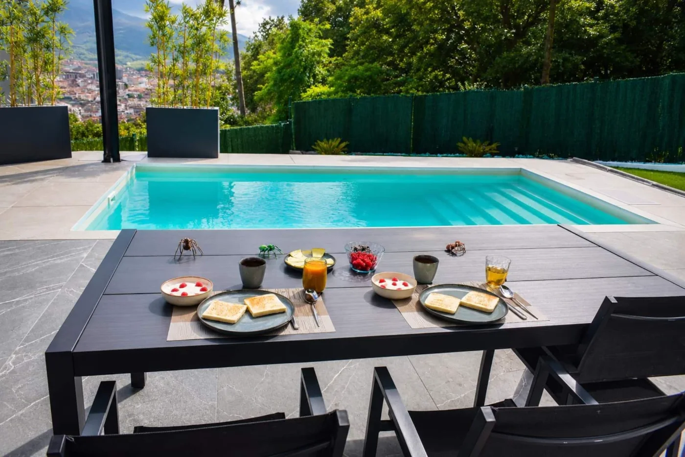 Mesa puesta junto a la piscina