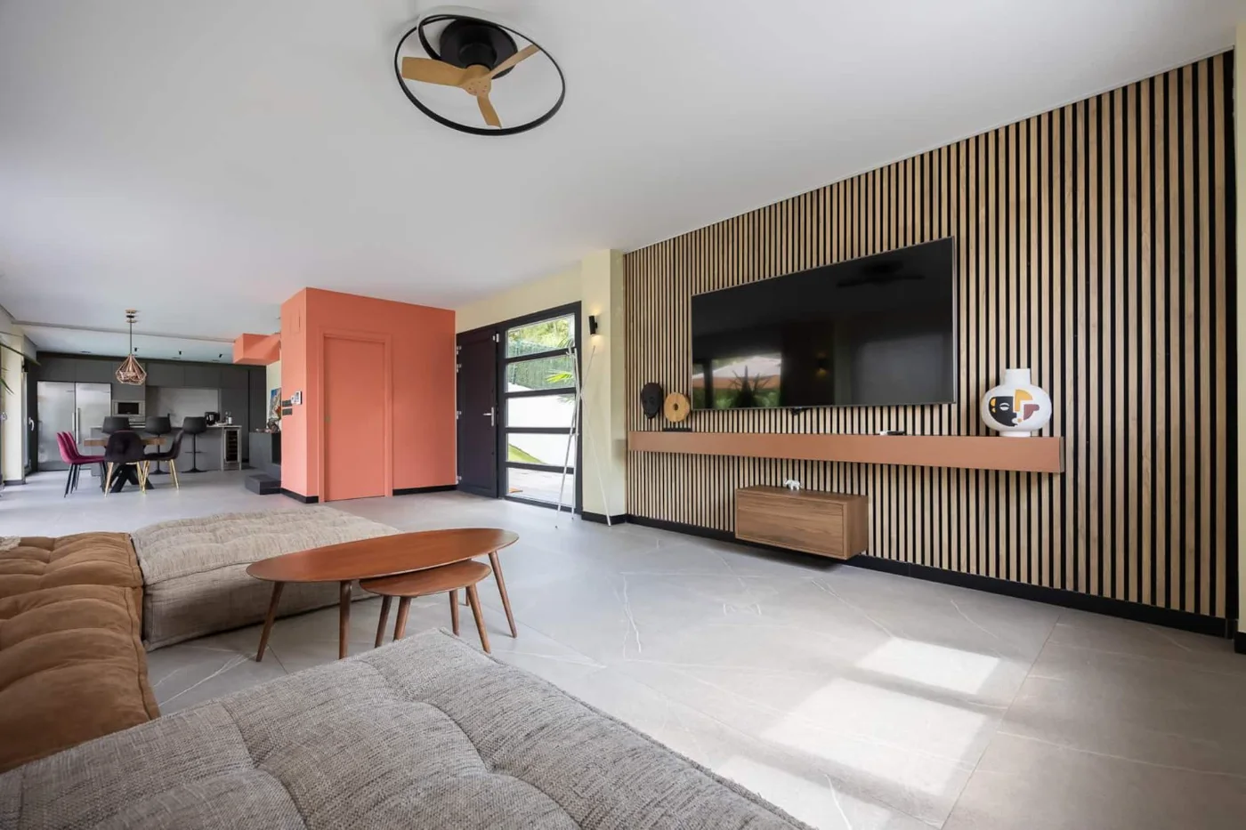 Salón con televisión y lamas de madera